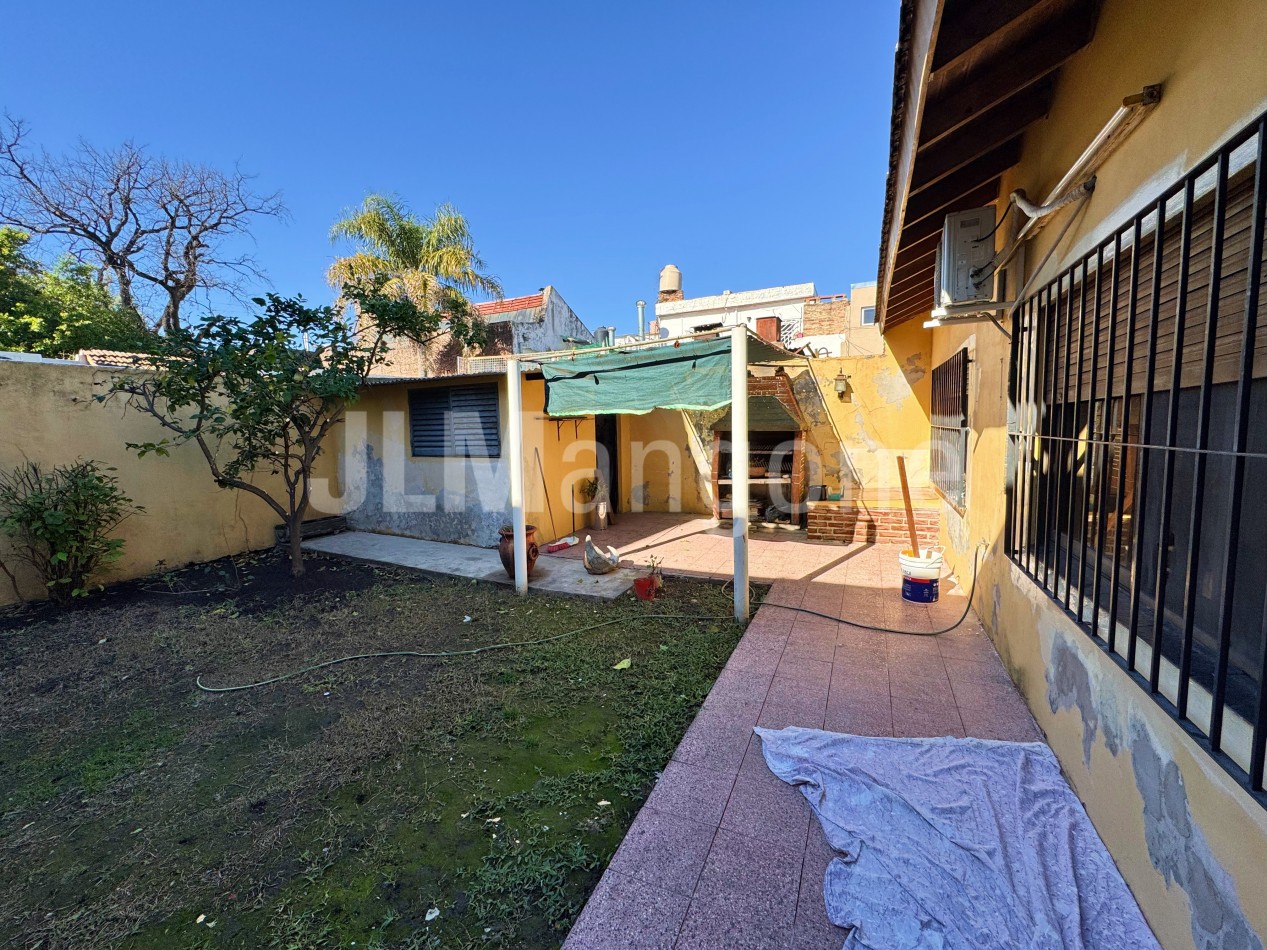 Casa 4 ambientes con cochera y parque