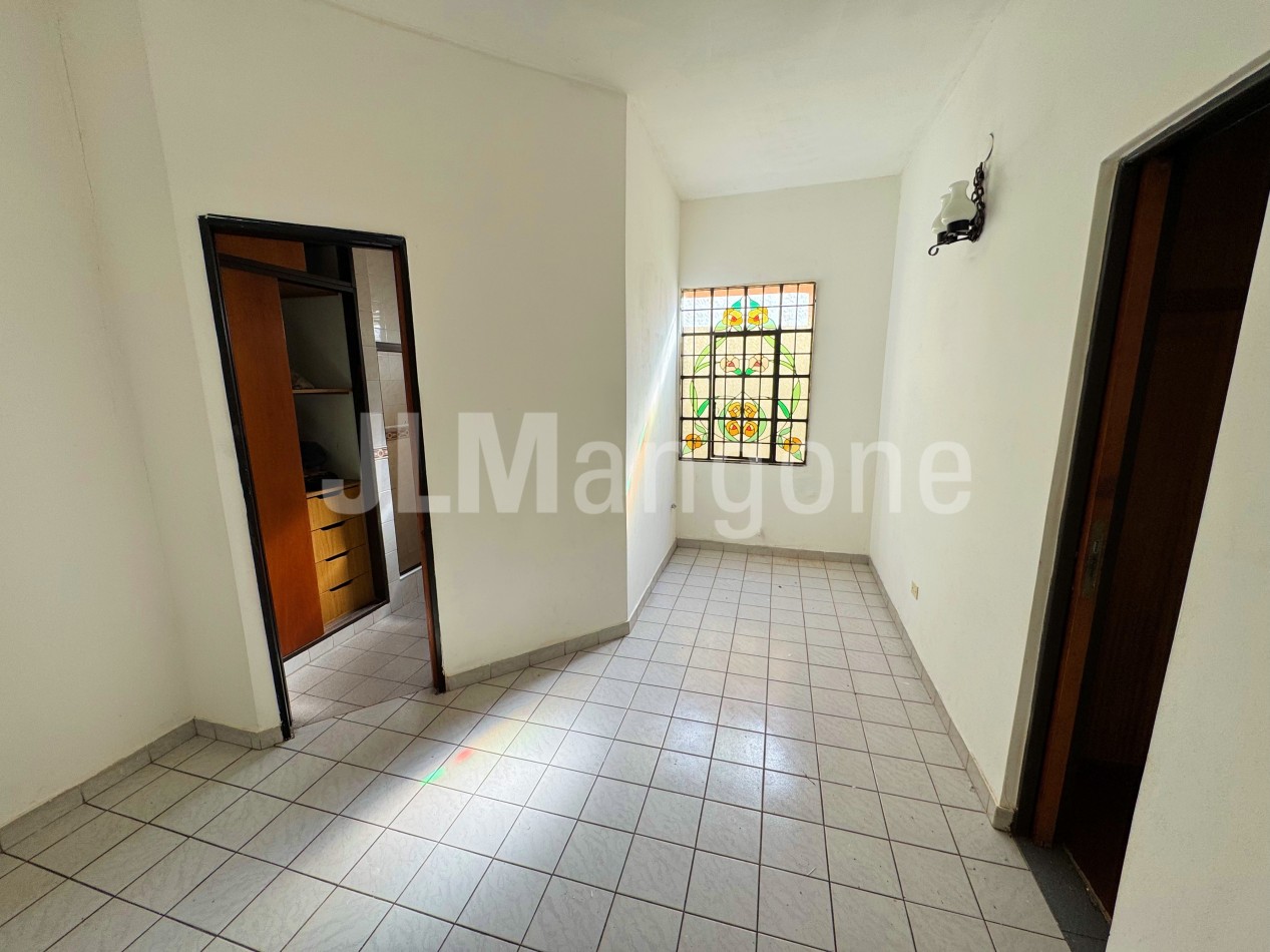 Casa 4 ambientes con cochera y parque