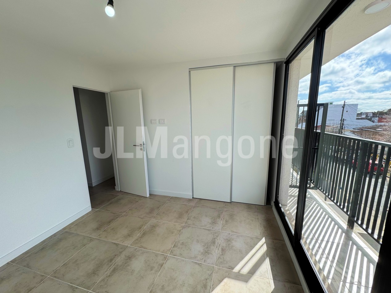 Departamento 2 ambientes con cochera y balcon