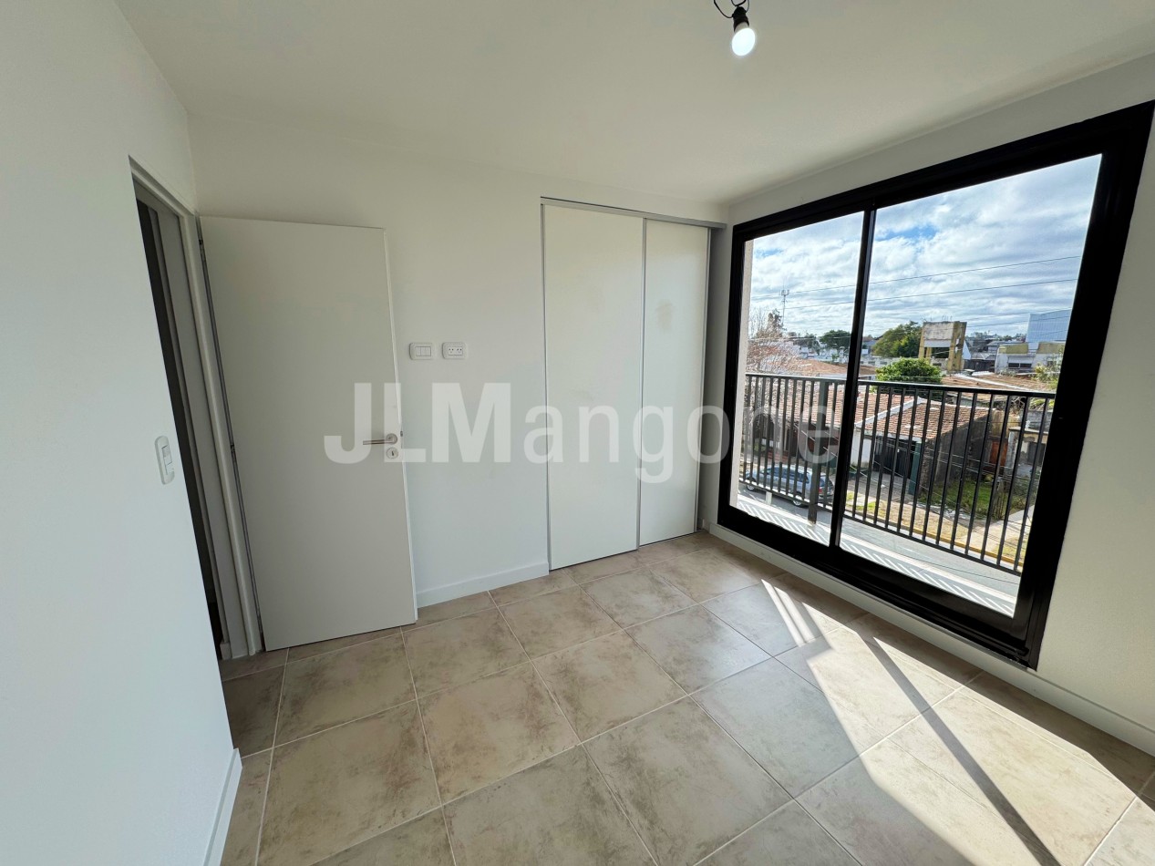 Departamento 2 ambientes con cochera y balcon