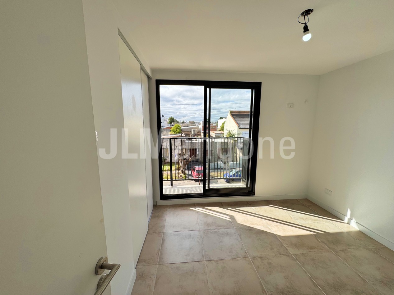 Departamento 2 ambientes con cochera y balcon