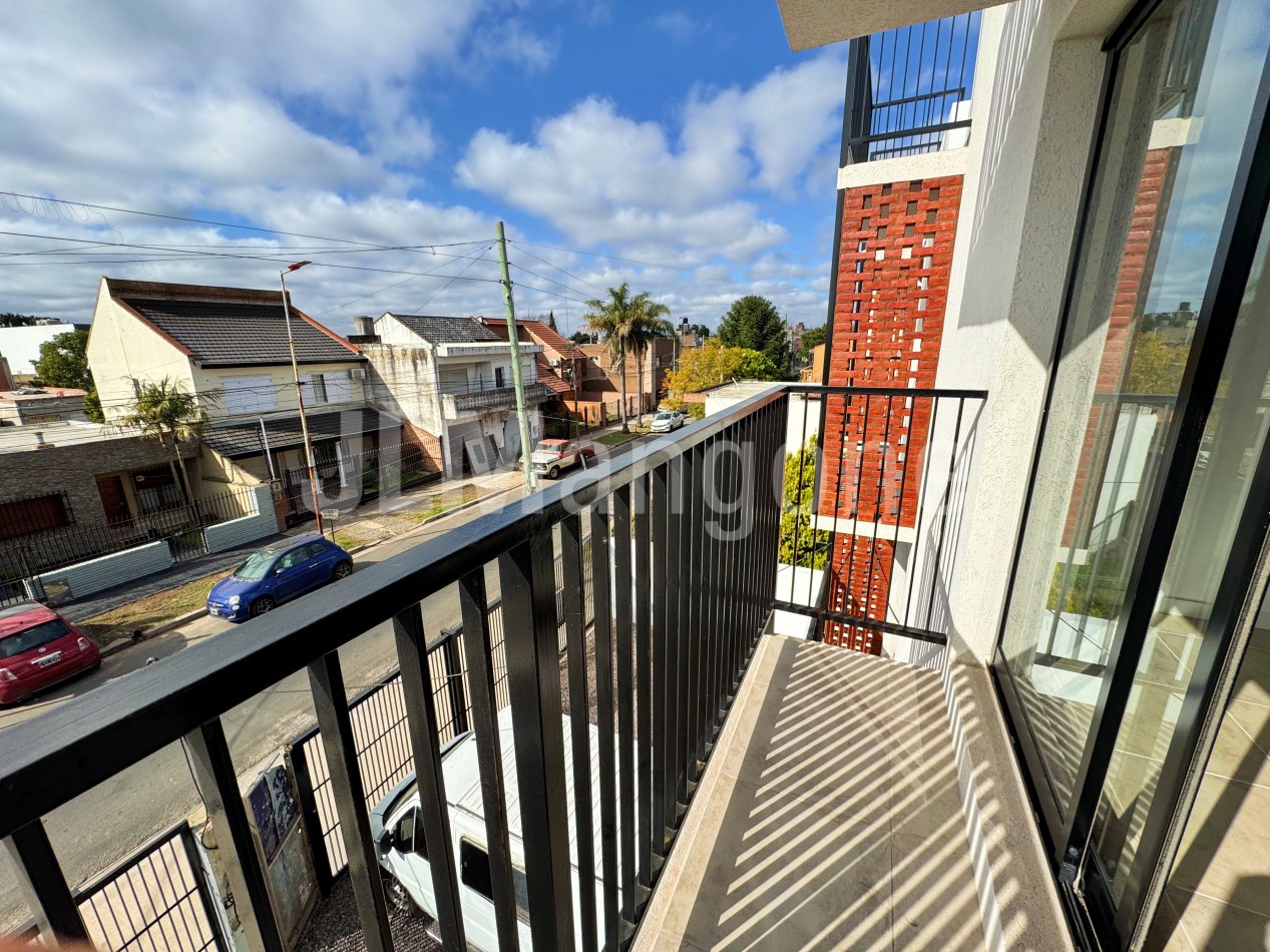 Departamento 2 ambientes con cochera y balcon