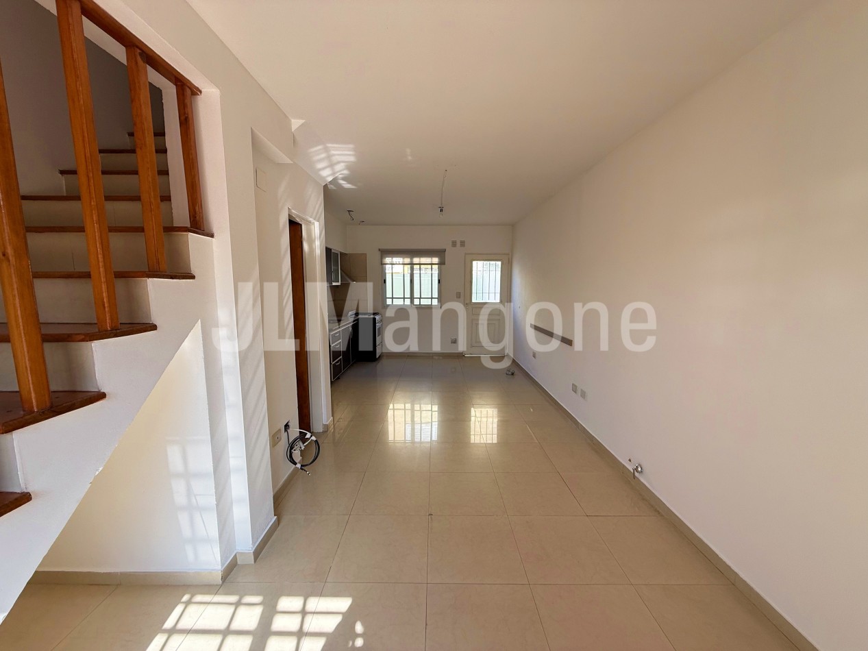 Duplex 4 ambientes con cochera y patio