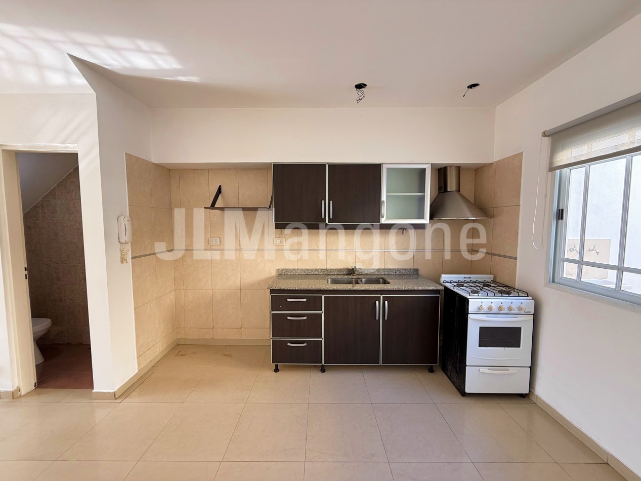 Duplex 4 ambientes con cochera y patio