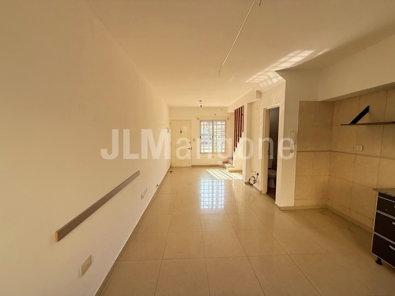 Duplex 4 ambientes con cochera y patio
