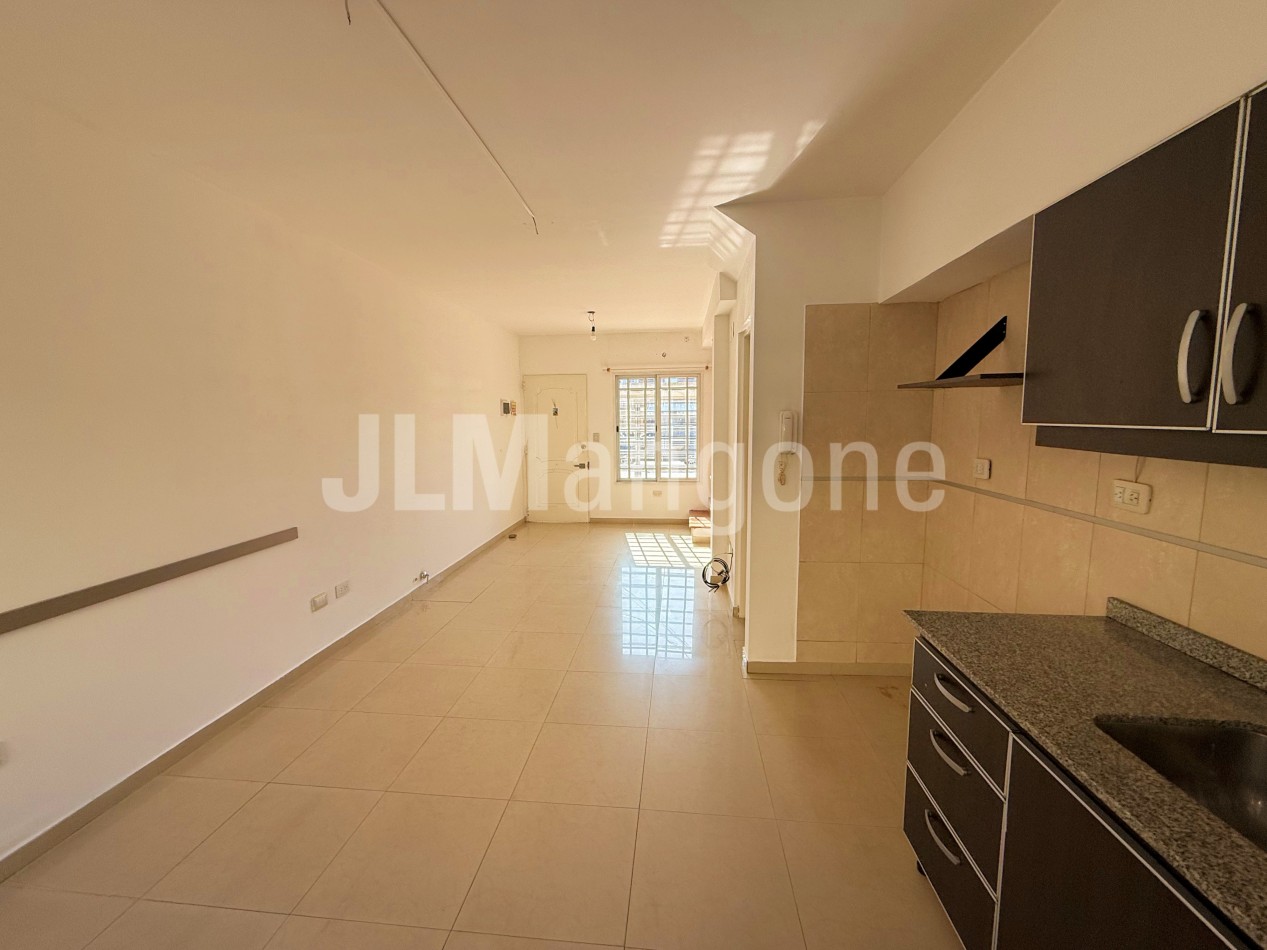 Duplex 4 ambientes con cochera y patio