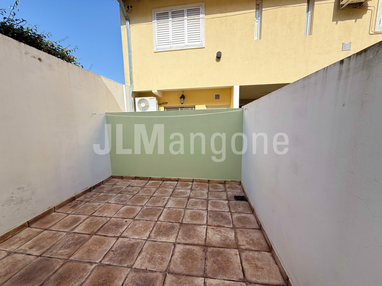 Duplex 4 ambientes con cochera y patio