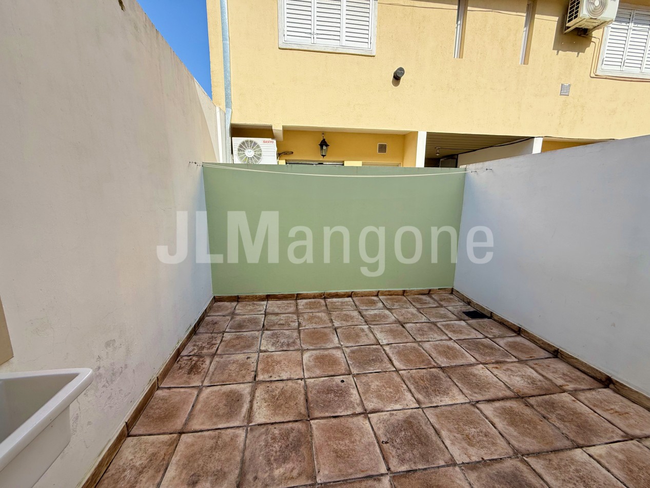 Duplex 4 ambientes con cochera y patio