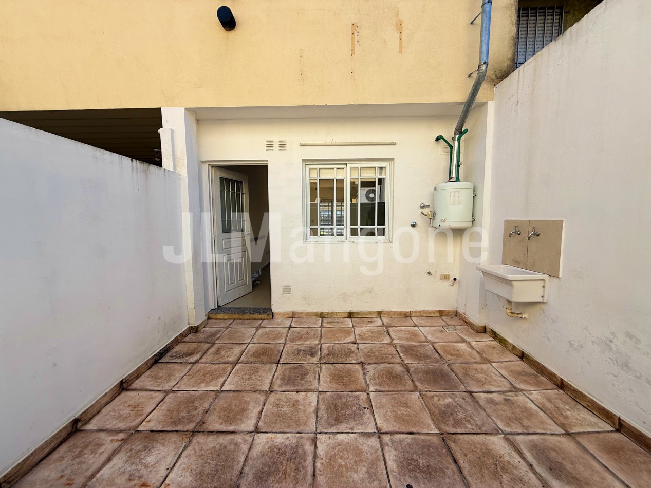 Duplex 4 ambientes con cochera y patio