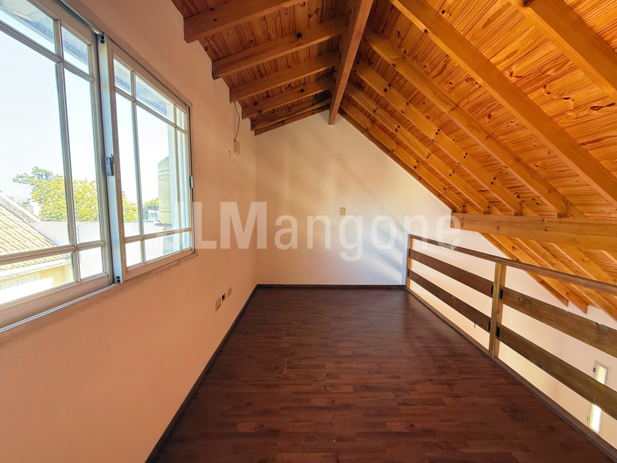 Duplex 4 ambientes con cochera y patio