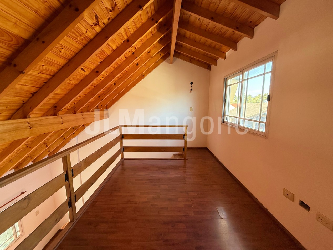 Duplex 4 ambientes con cochera y patio
