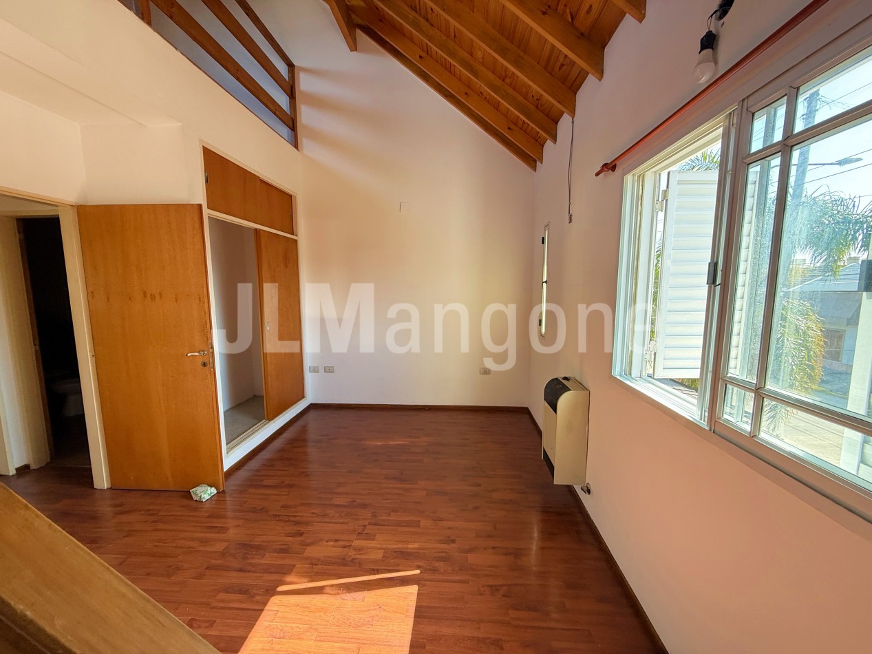 Duplex 4 ambientes con cochera y patio