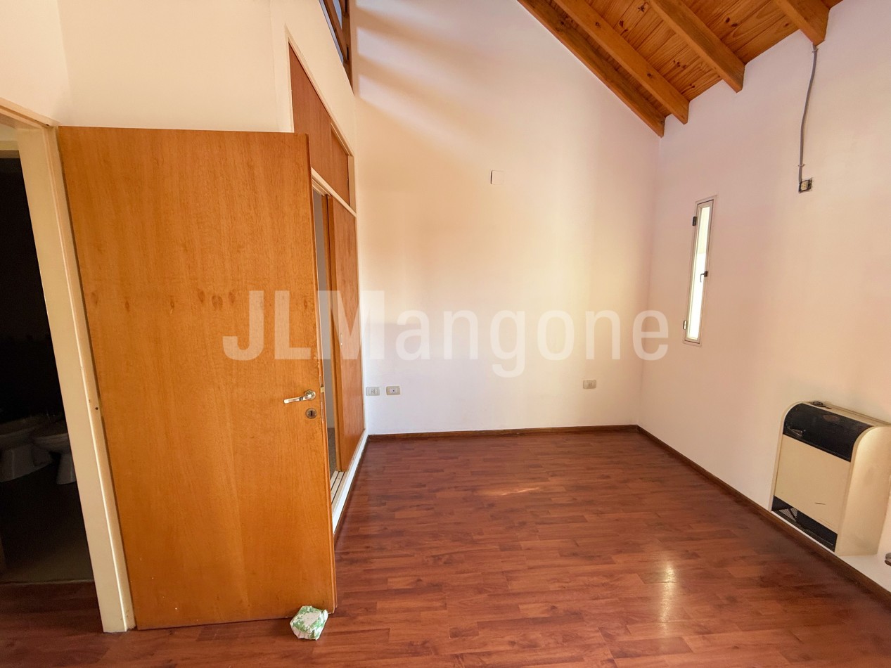 Duplex 4 ambientes con cochera y patio