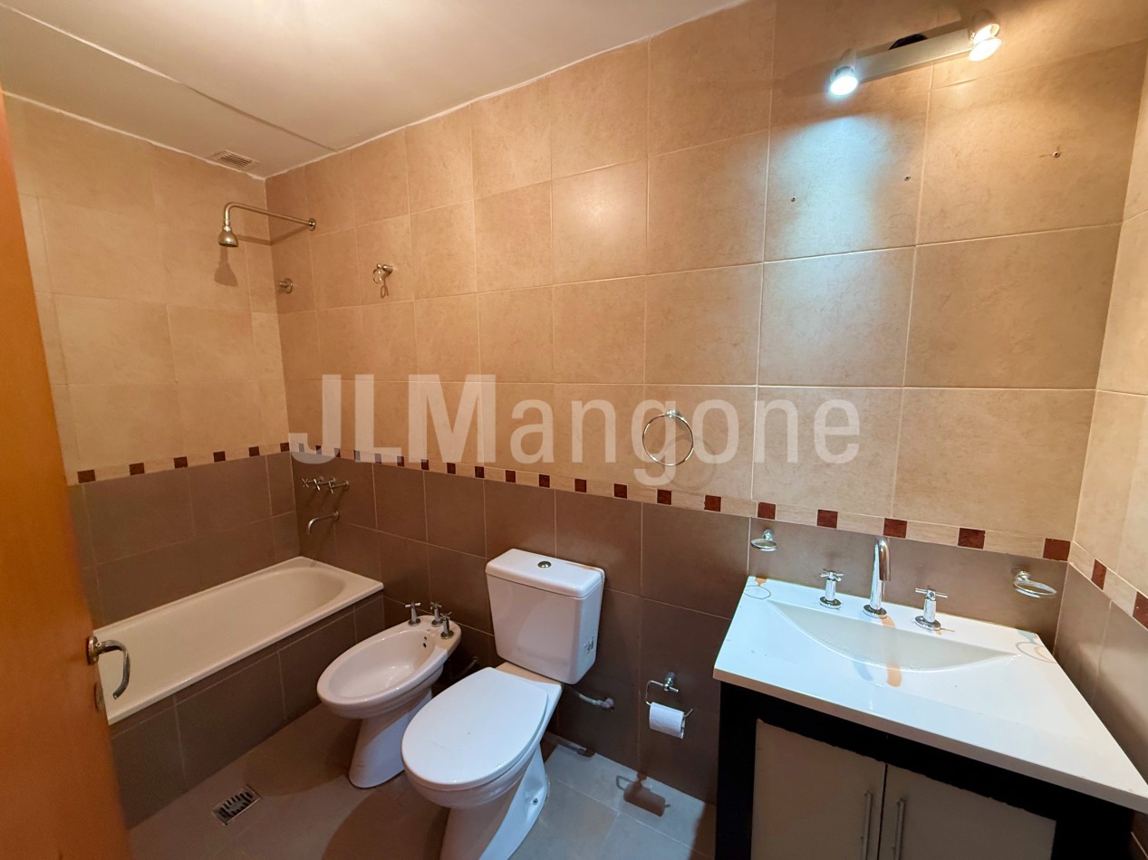 Duplex 4 ambientes con cochera y patio