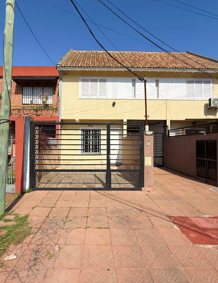 Duplex 4 ambientes con cochera y patio