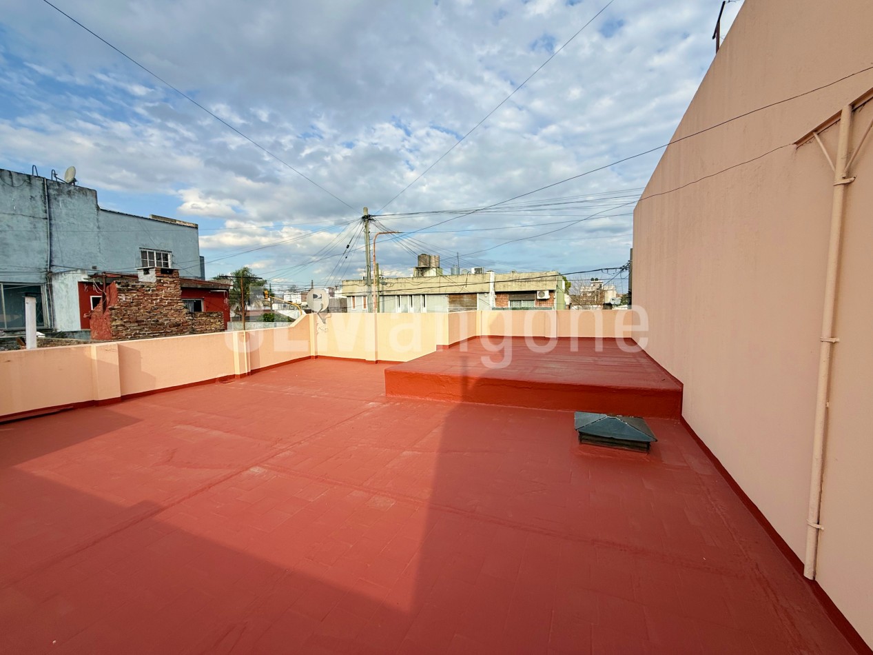 Casa 3 ambientes con parque y terraza