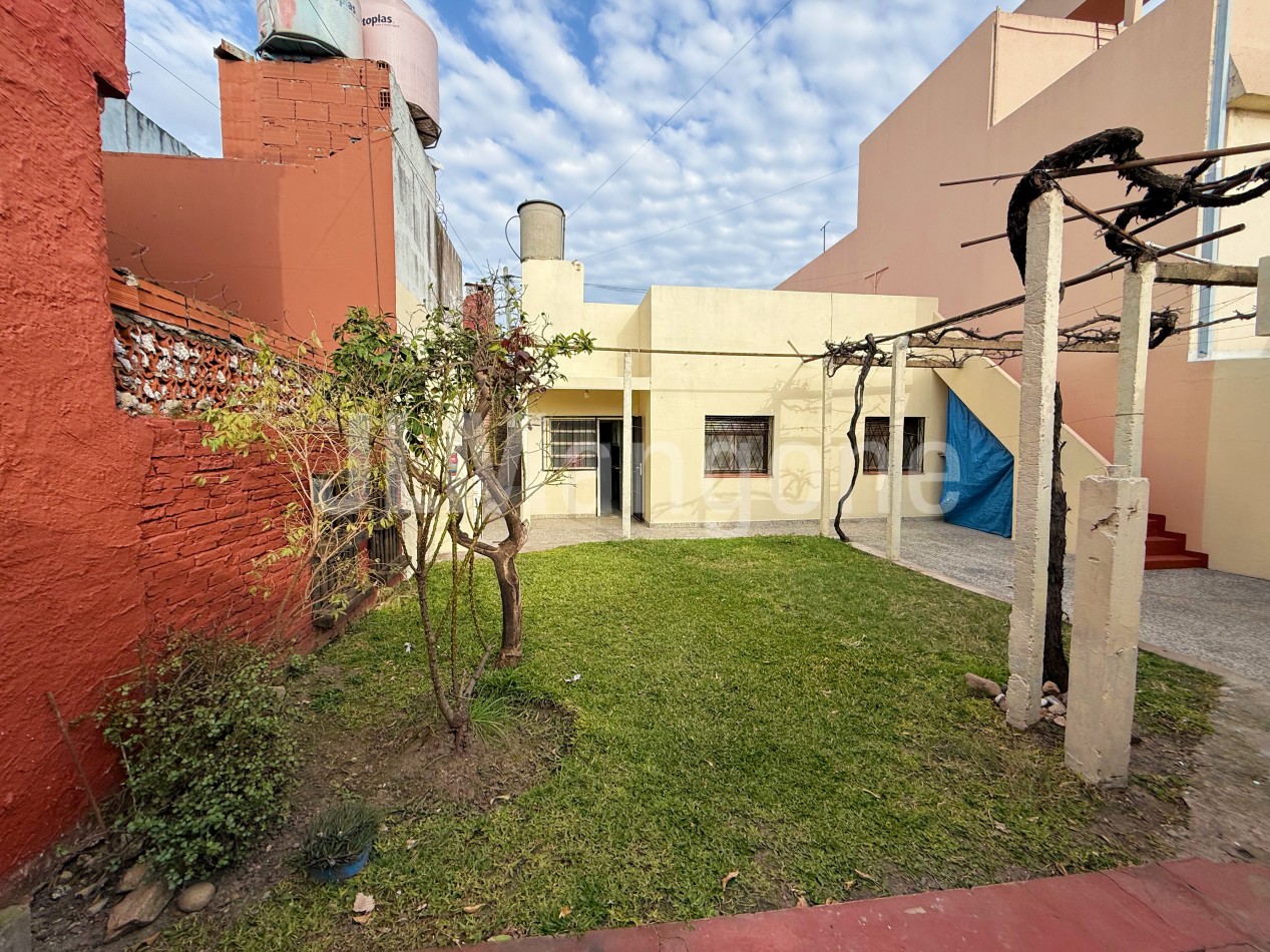 Casa 3 ambientes con parque y terraza