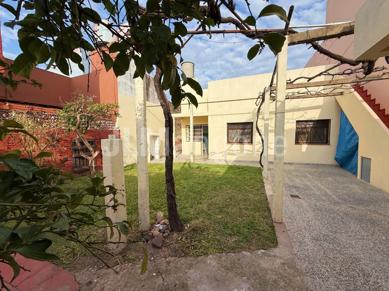 Casa 3 ambientes con parque y terraza