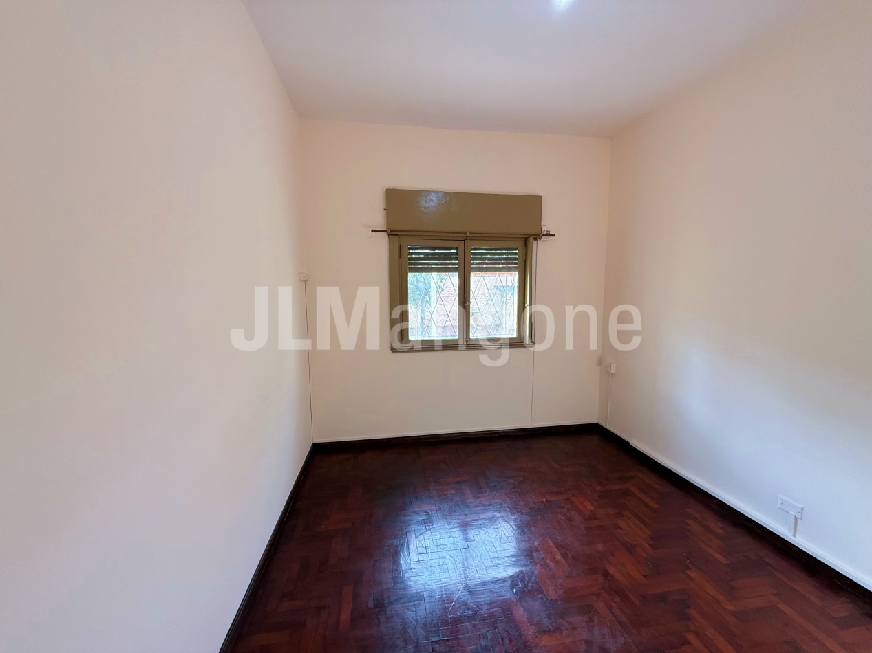 Casa 3 ambientes con parque y terraza