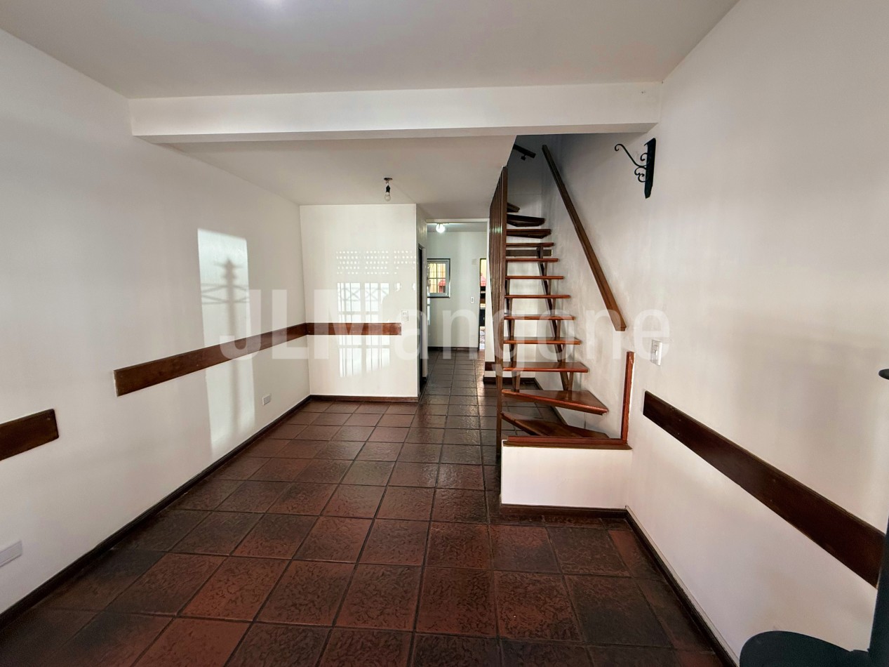 Duplex 4 ambientes con cochera, patio y terraza
