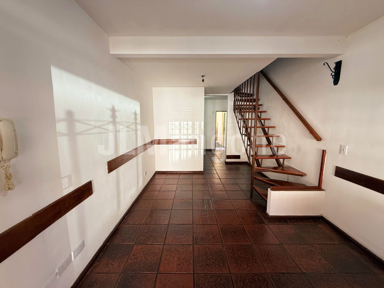 Duplex 4 ambientes con cochera, patio y terraza