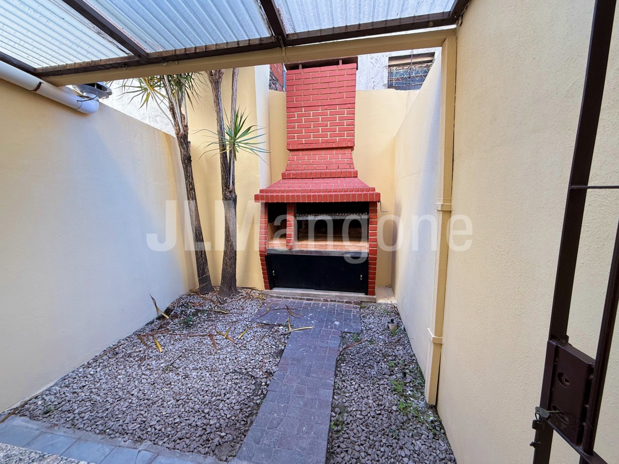 Duplex 4 ambientes con cochera, patio y terraza