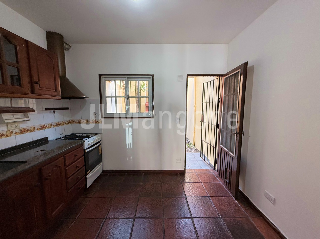 Duplex 4 ambientes con cochera, patio y terraza