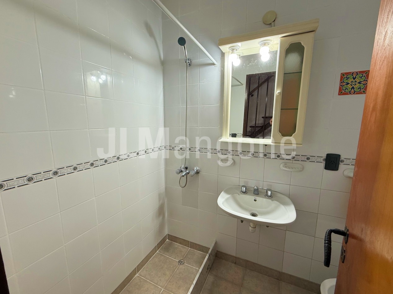 Duplex 4 ambientes con cochera, patio y terraza