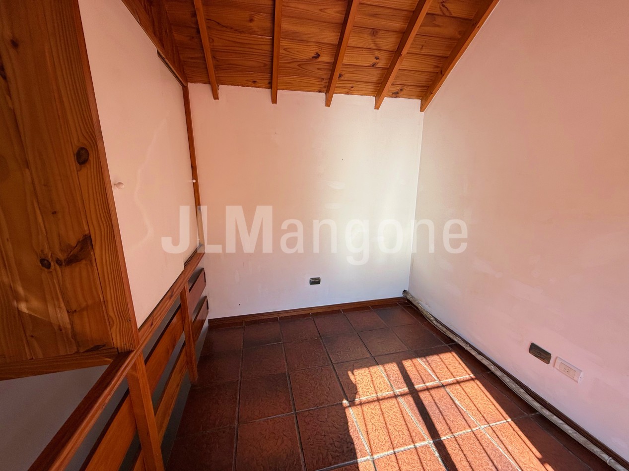 Duplex 4 ambientes con cochera, patio y terraza