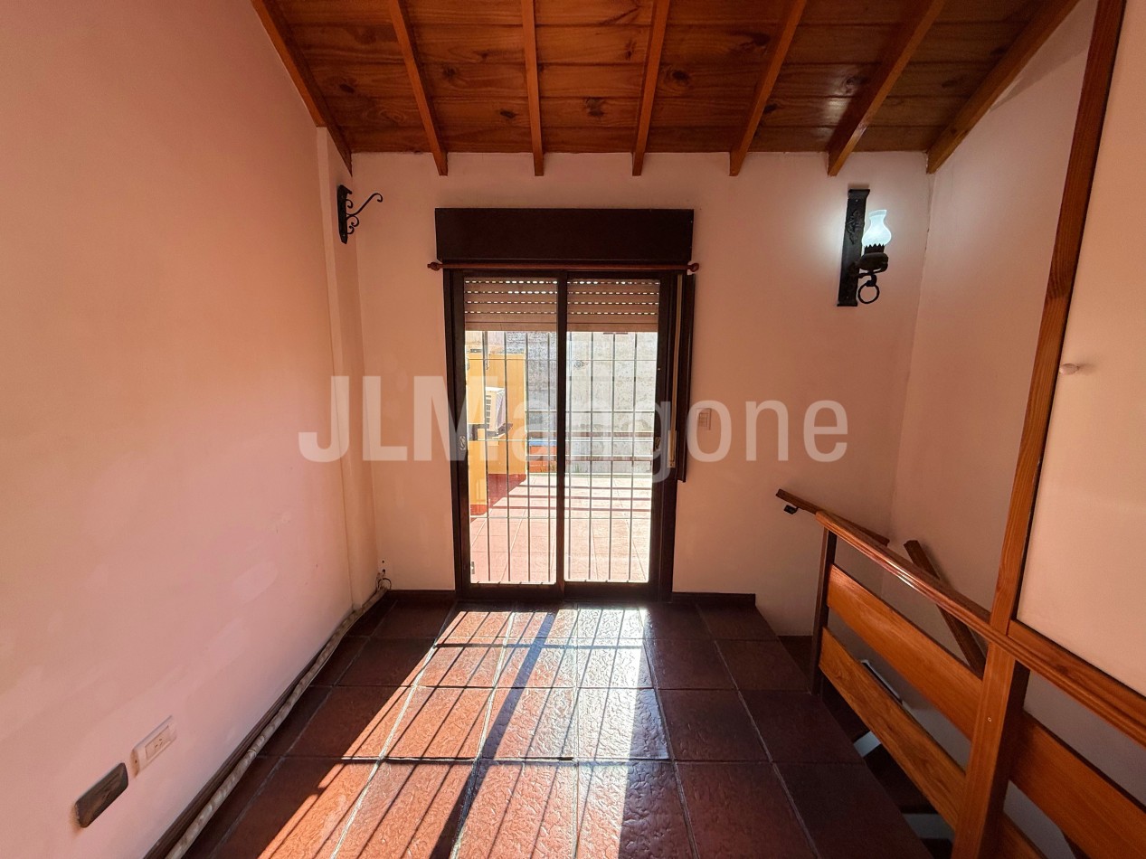 Duplex 4 ambientes con cochera, patio y terraza