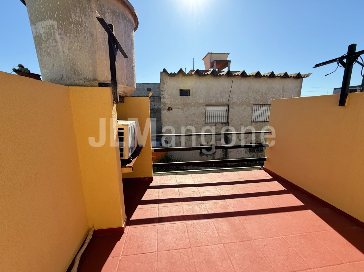 Duplex 4 ambientes con cochera, patio y terraza