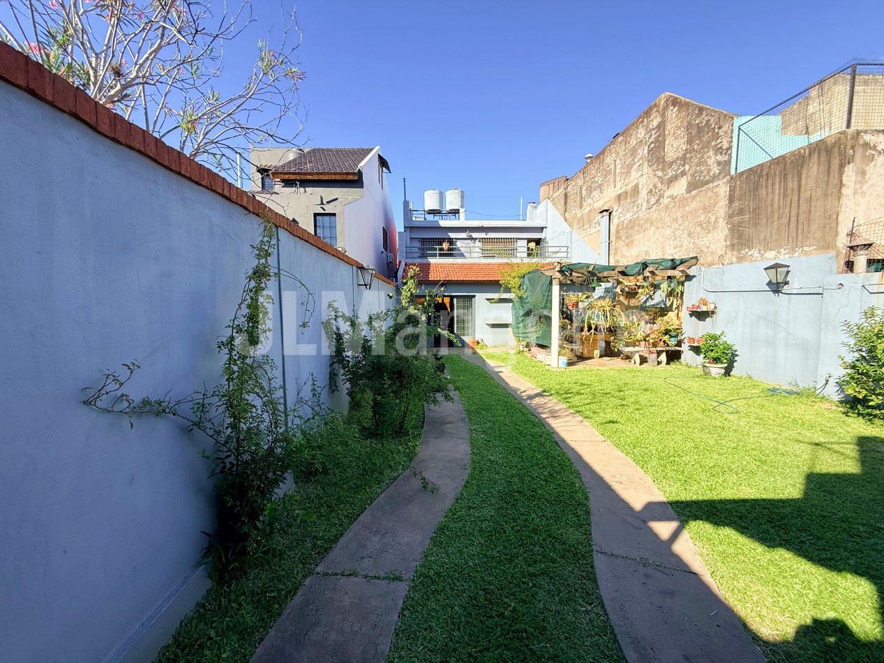 Casa 4 amb con cocheras, parque y quincho