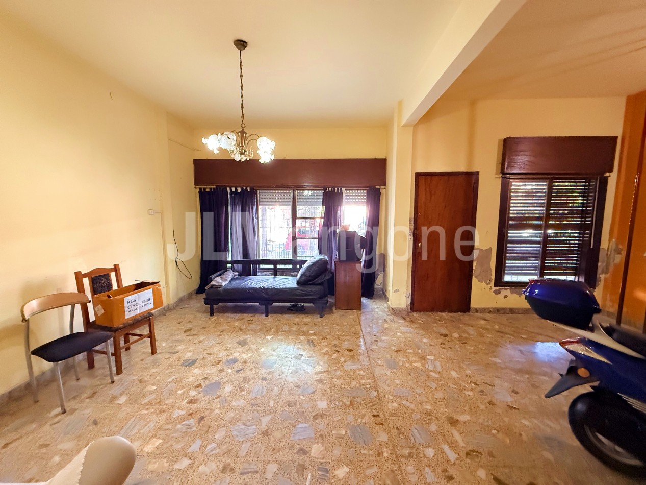 Casa 5 ambientes con cocheras (4), parque y piscina