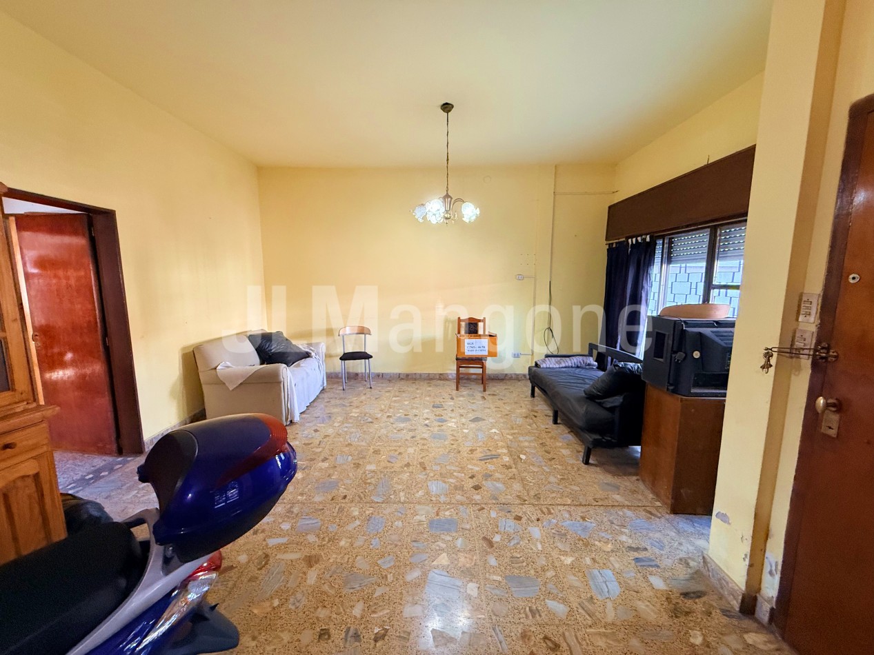 Casa 5 ambientes con cocheras (4), parque y piscina