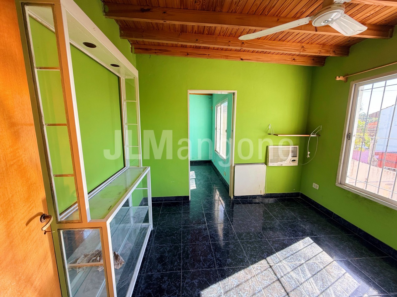 Casa 5 ambientes con cocheras (4), parque y piscina