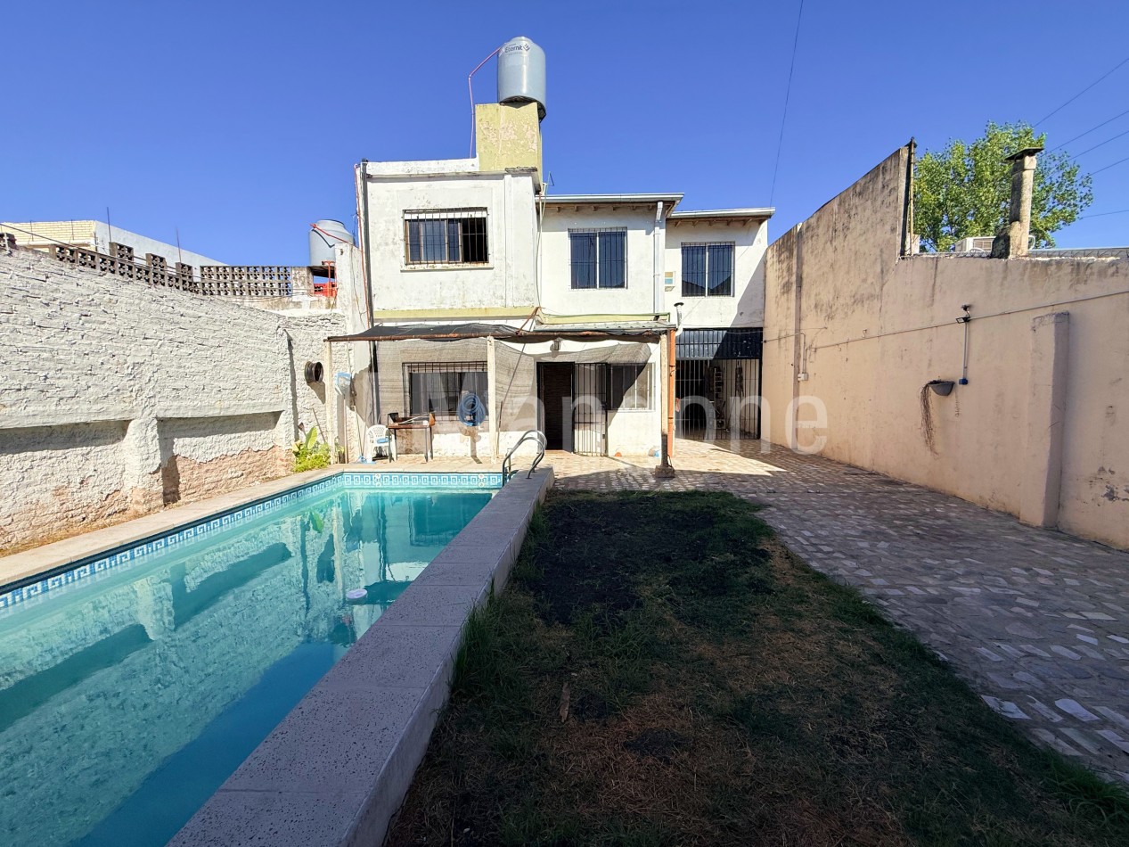 Casa 5 ambientes con cocheras (4), parque y piscina