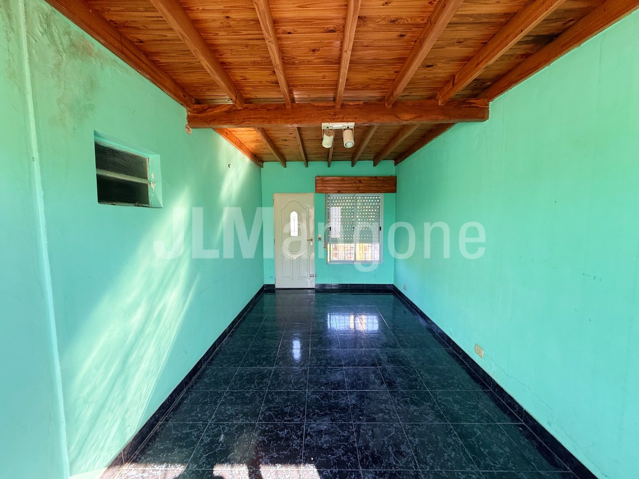 Casa 5 ambientes con cocheras (4), parque y piscina