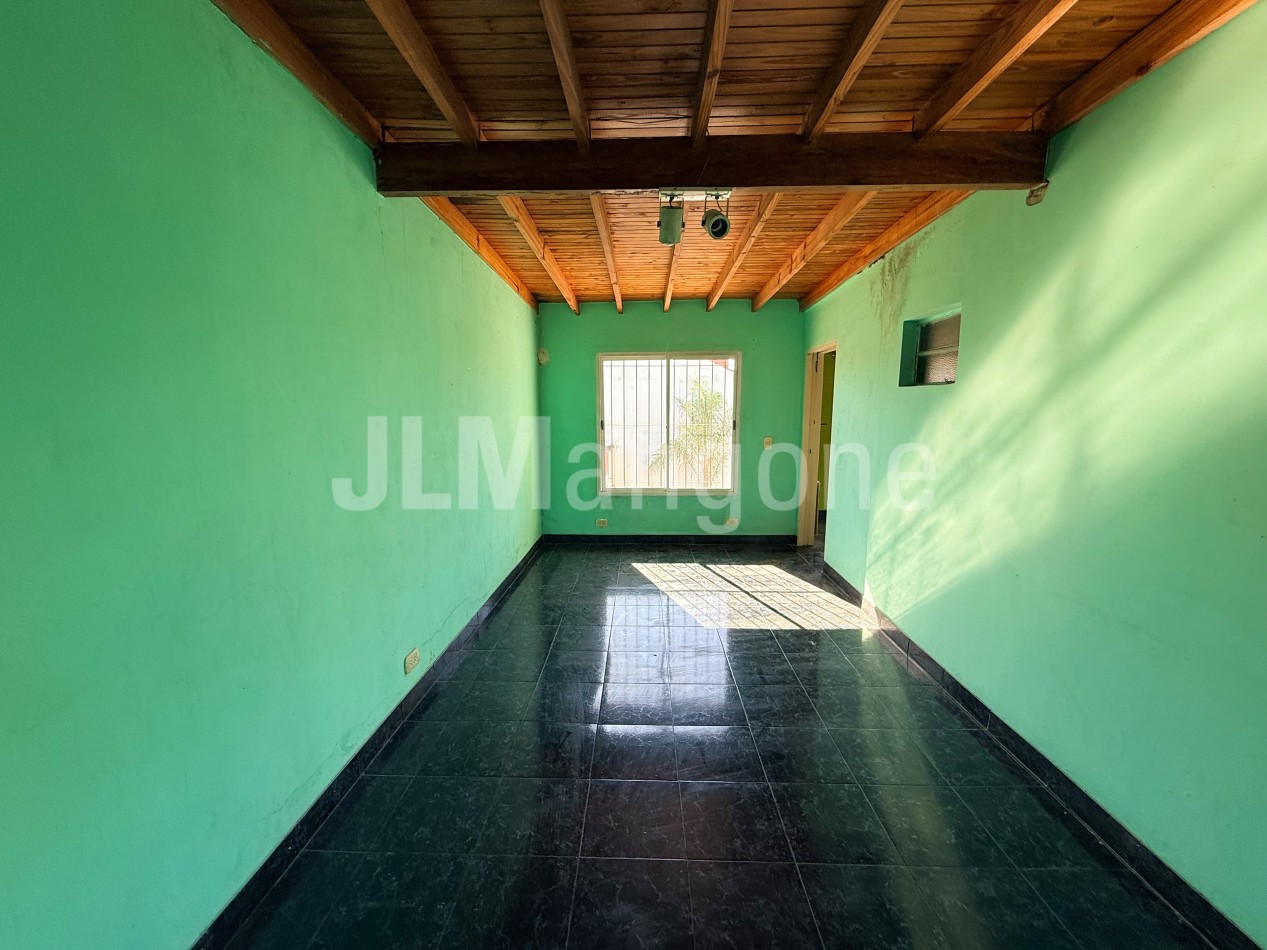 Casa 5 ambientes con cocheras (4), parque y piscina