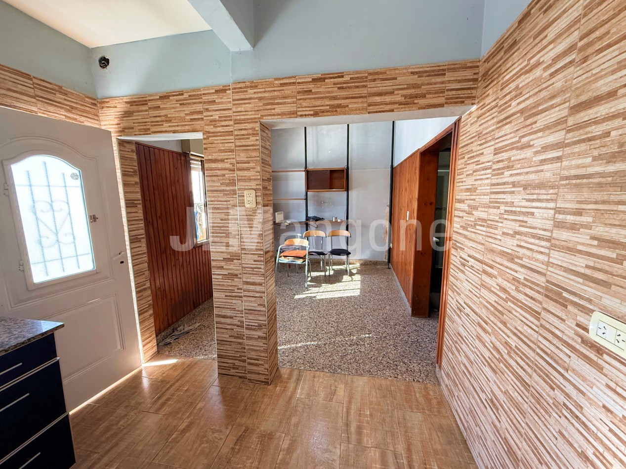 Casa 5 ambientes con cocheras (4), parque y piscina