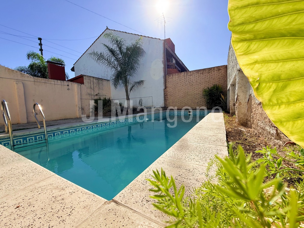 Casa 5 ambientes con cocheras (4), parque y piscina