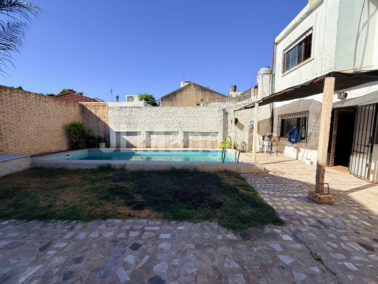 Casa 5 ambientes con cocheras (4), parque y piscina