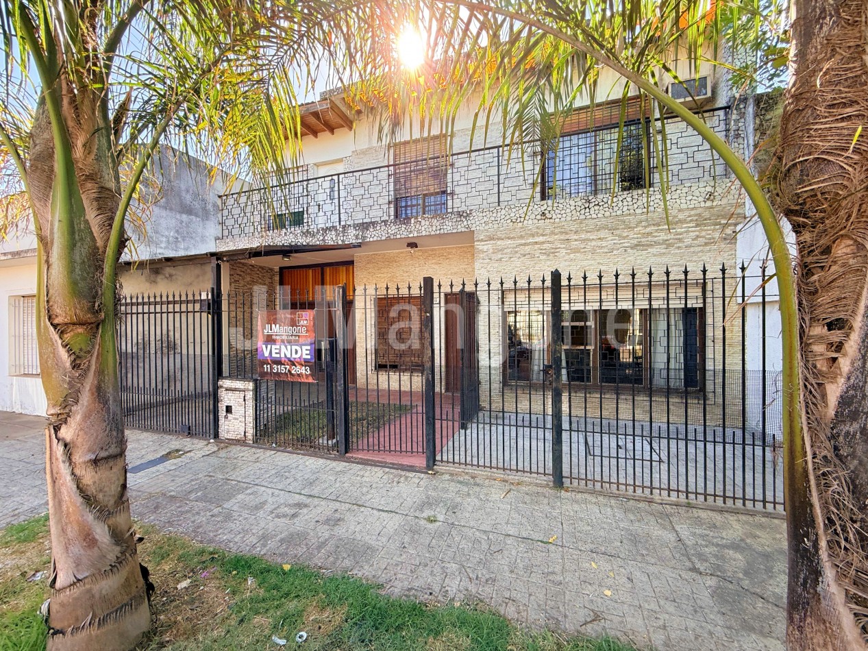 Casa 5 ambientes con cocheras (4), parque y piscina