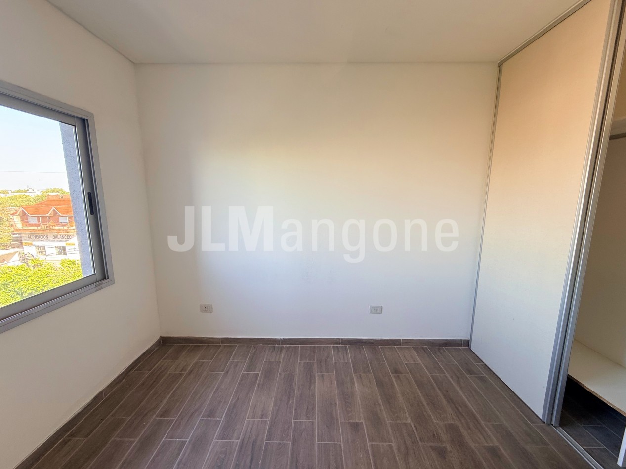Departamento 2 ambientes con cochera y balcon