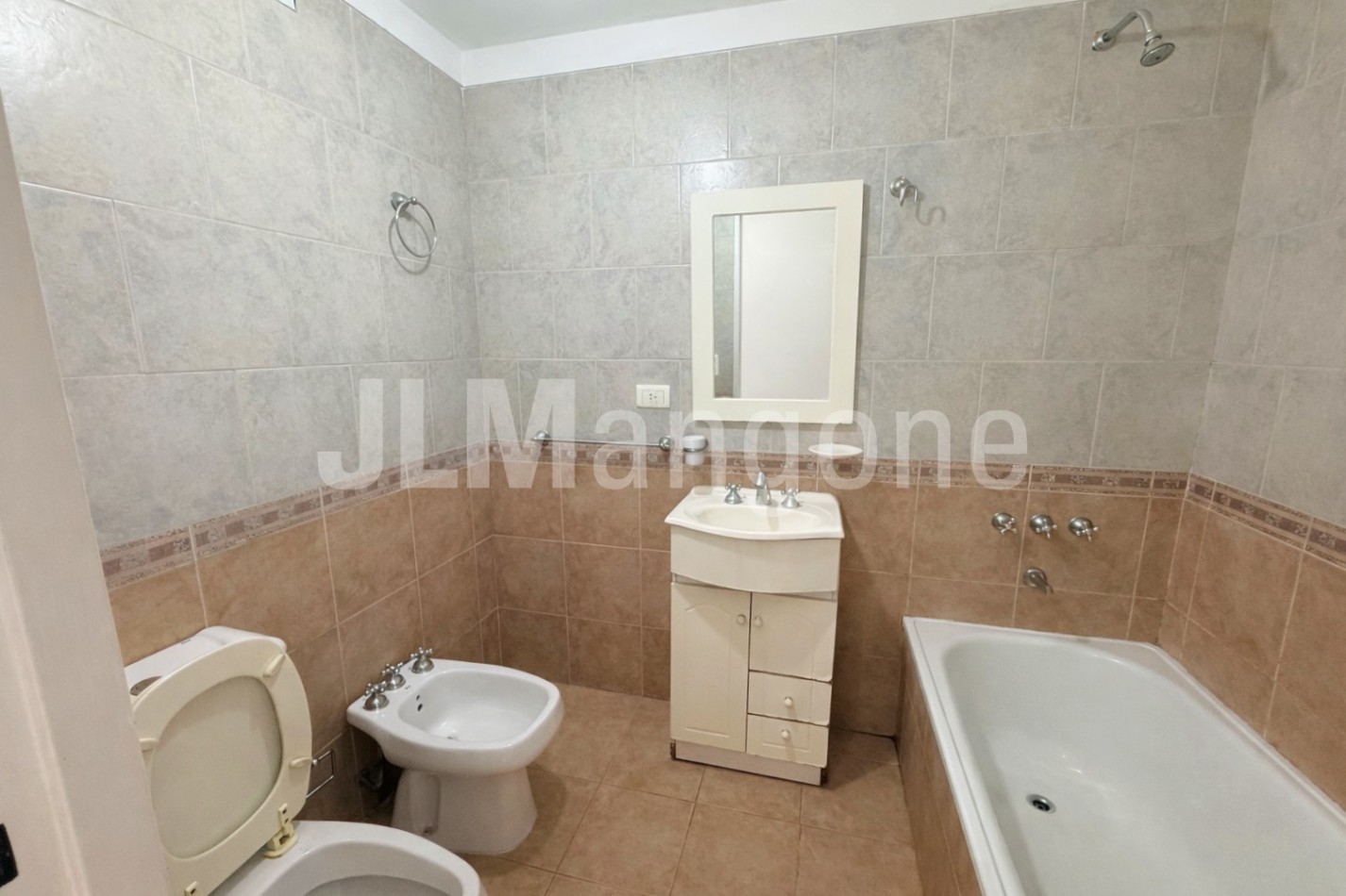 Departamento 2 ambientes con cochera y balcon