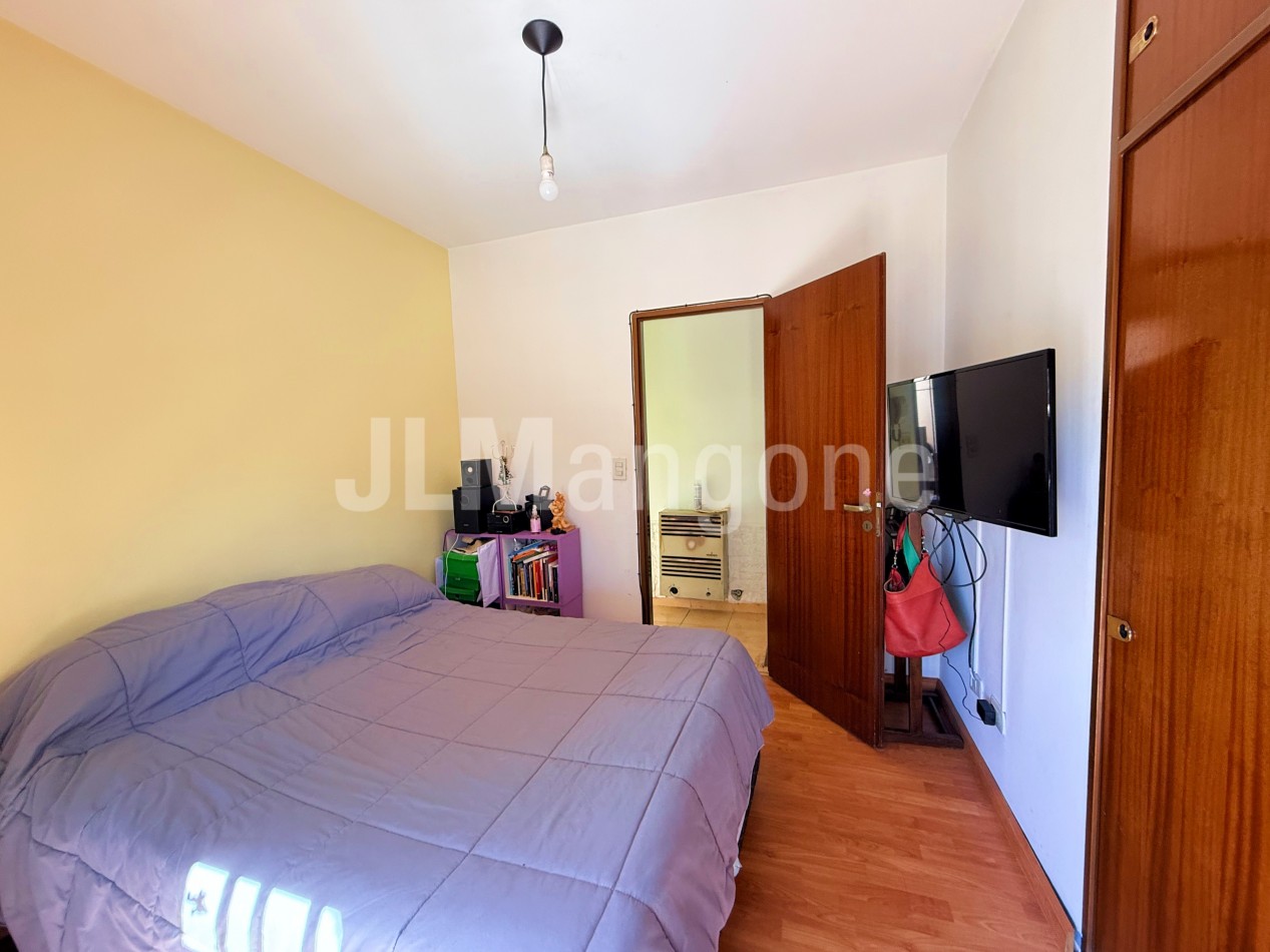 Triplex 4 ambientes con cocheras, patio y terraza