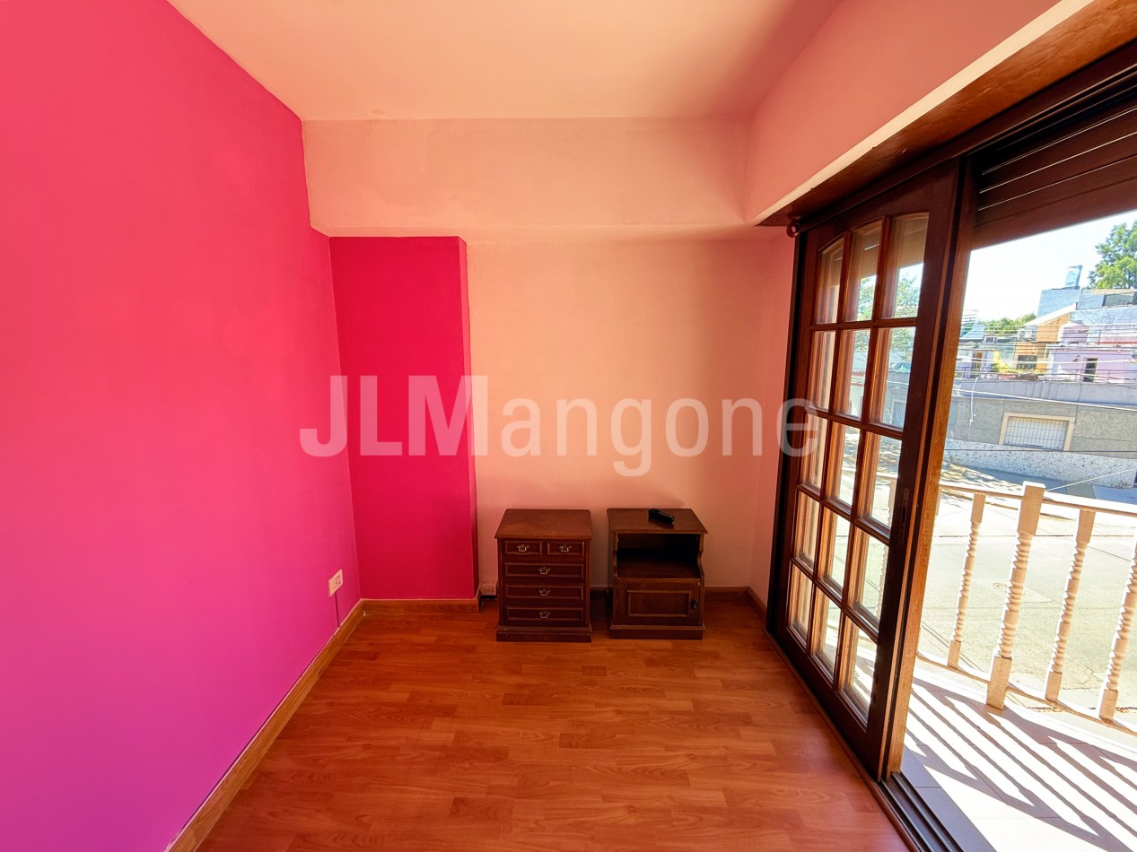 Triplex 4 ambientes con cocheras, patio y terraza