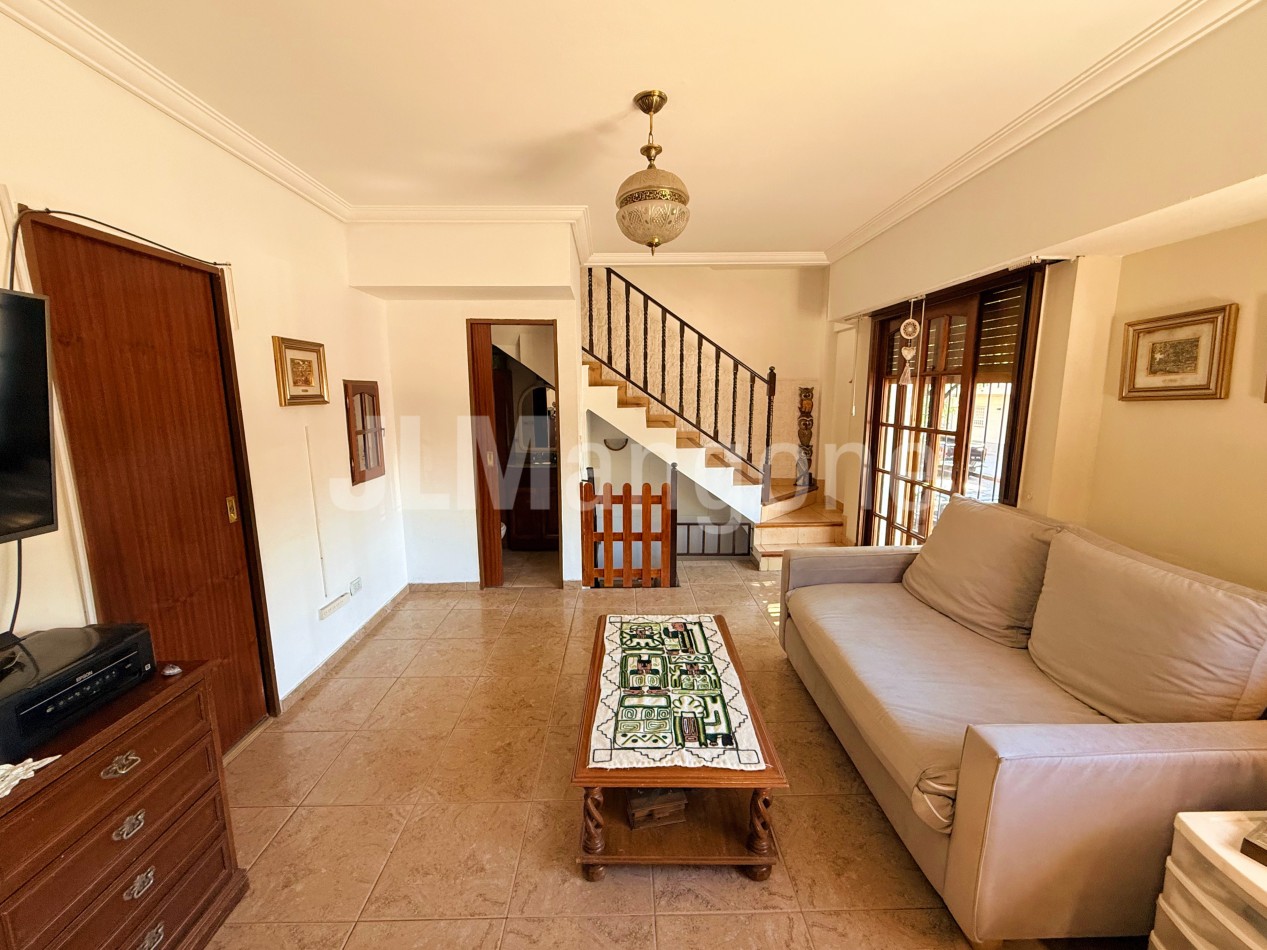 Triplex 4 ambientes con cocheras, patio y terraza