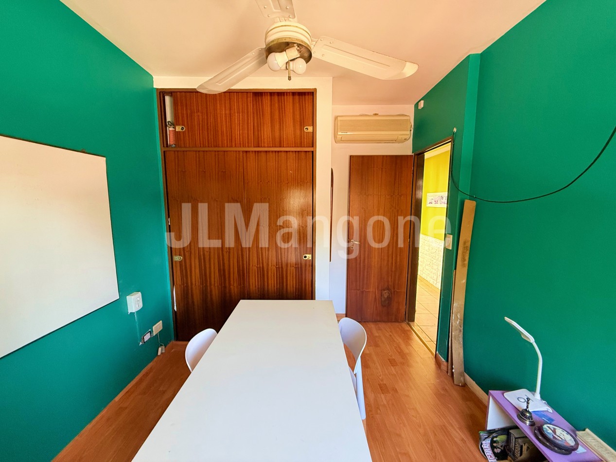 Triplex 4 ambientes con cocheras, patio y terraza