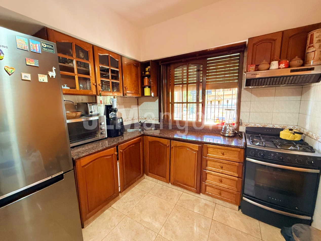 Triplex 4 ambientes con cocheras, patio y terraza