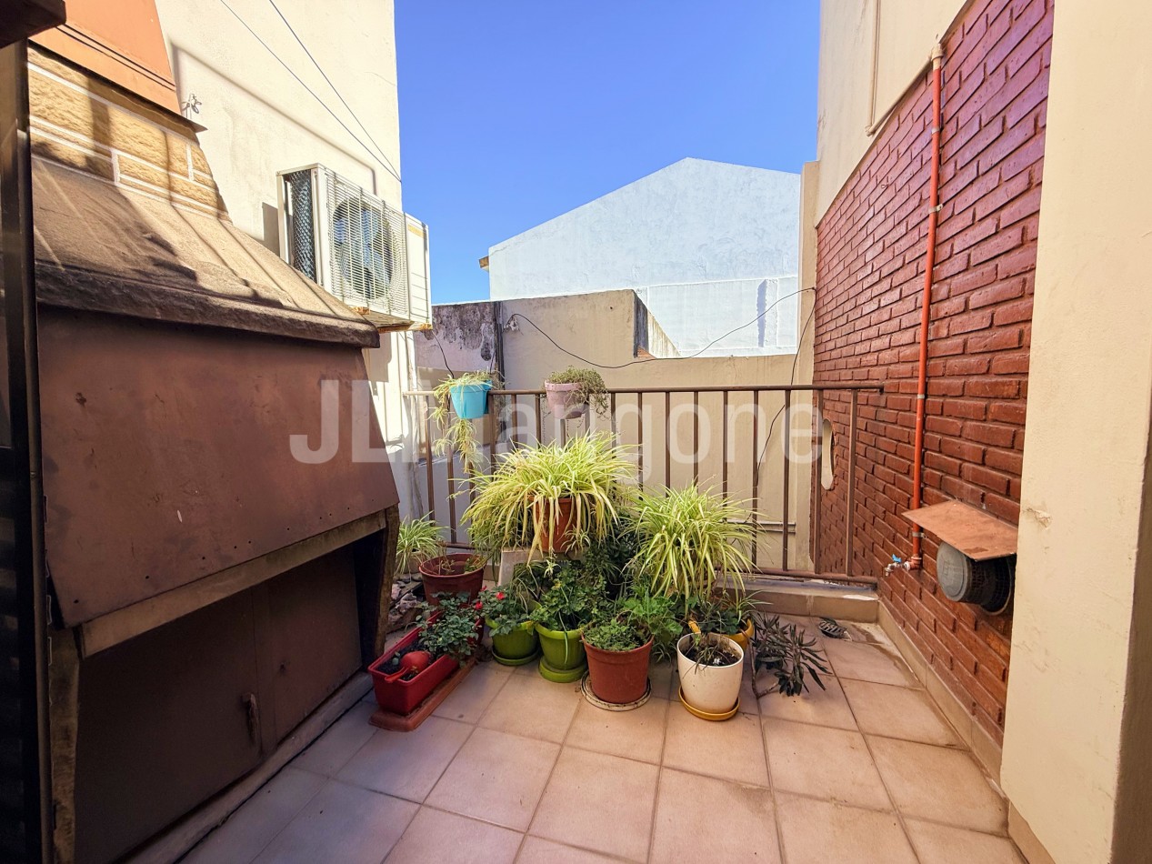 Triplex 4 ambientes con cocheras, patio y terraza
